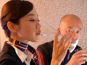 Chịch em gái cùng cha khác mẹ JK của tôi trên ghế dài và bị xuất tinh vào lồn