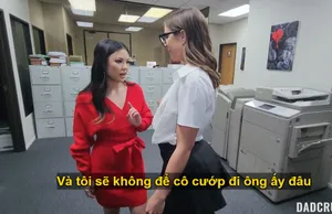 Sóng lớn, giá trị tốt nhất, cô gái xăm hình con rắn, quầng vú lớn, ngực trắng và mềm mại, tạo dáng và khiêu vũ
