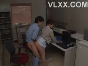 Dùng cậu bé mát xa bướm cho cô học trò đit bự