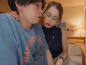 Gợi cảm và quyến rũ, con đĩ đầu sỏ của An Huy, được phục vụ bởi hai người đàn ông xăm trổ khỏe mạnh, bị làm tình đến cực khoái và biểu cảm méo mó, cái lồn dâm đãng của cô ta đã bị chinh phục hoàn toàn